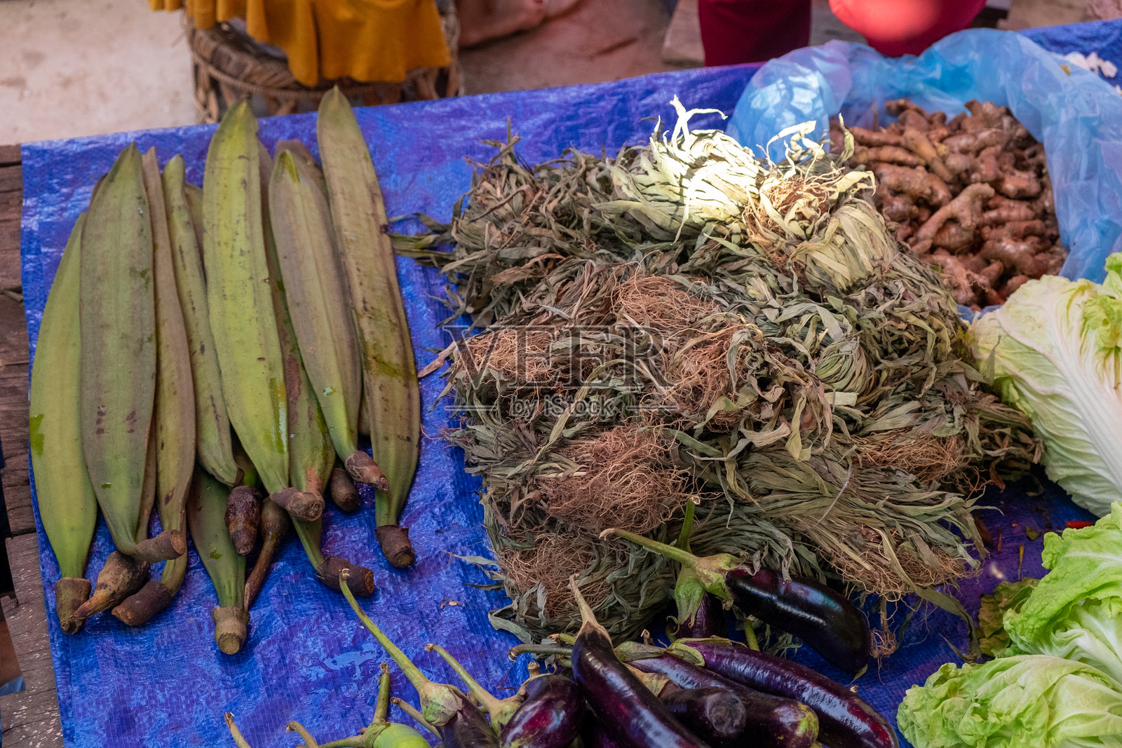 东南亚传统市场展示当地蔬菜和香草照片摄影图片