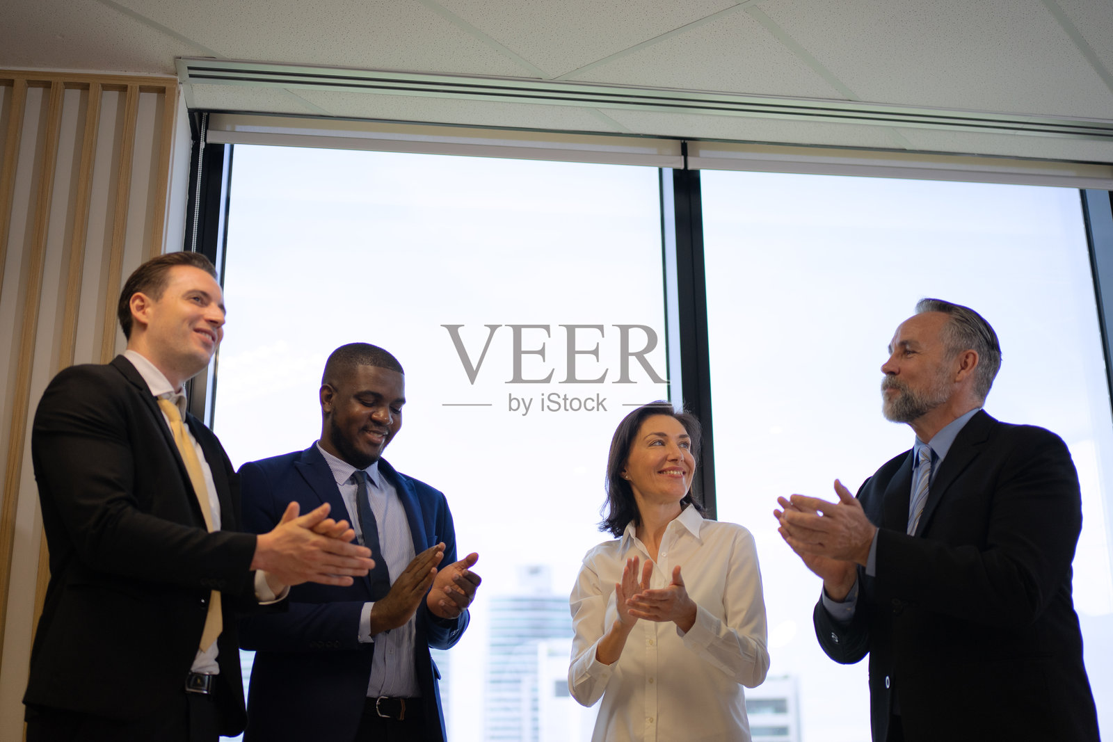 一群白领在办公室工作和开会。照片摄影图片