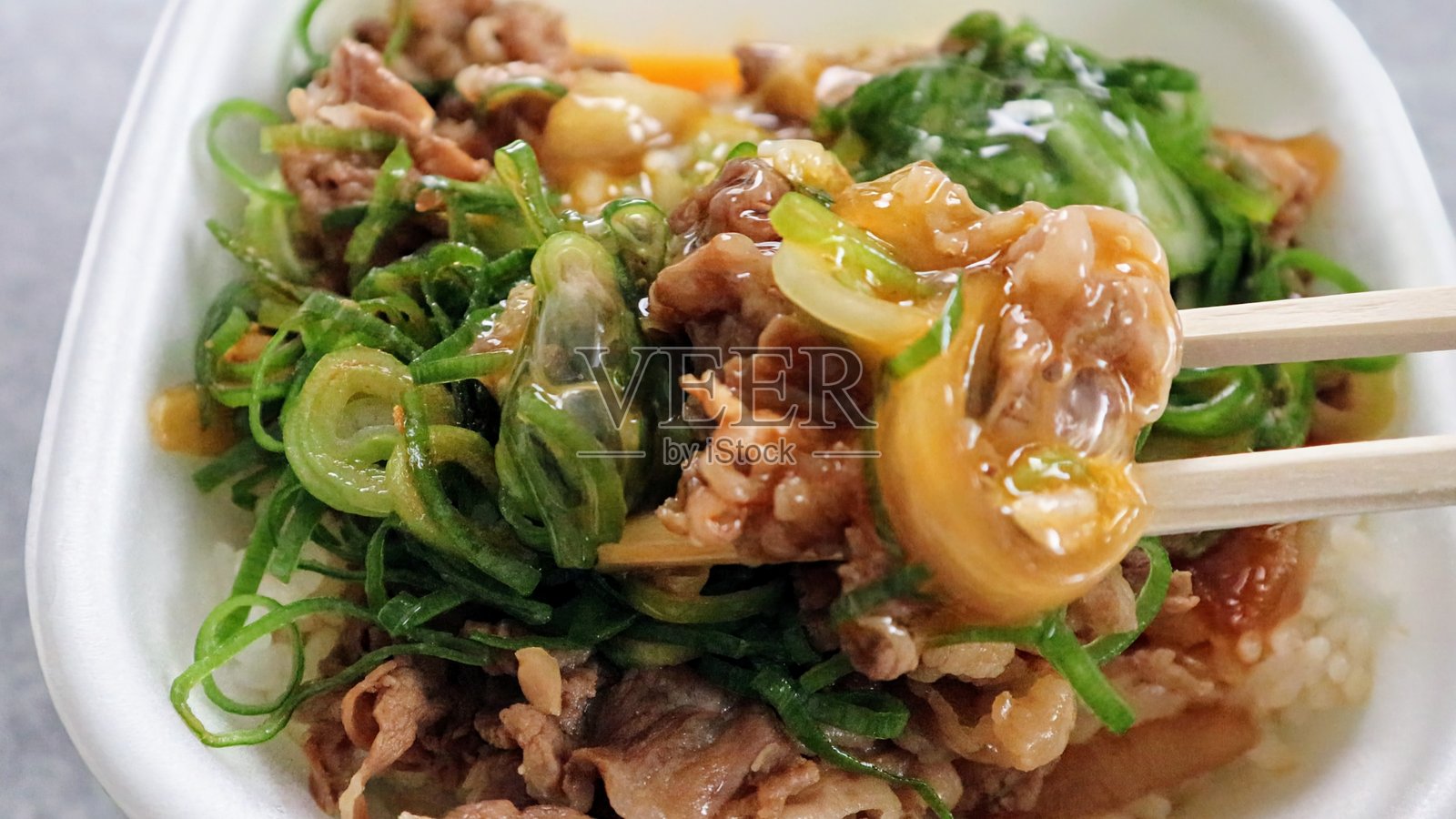 牛肉饭特写,配有鸡蛋和葱照片摄影图片