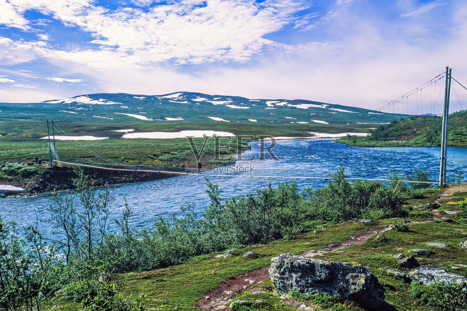 瑞典北部帕杰兰塔国家公园山地风景中的河上人行天桥照片摄影图片