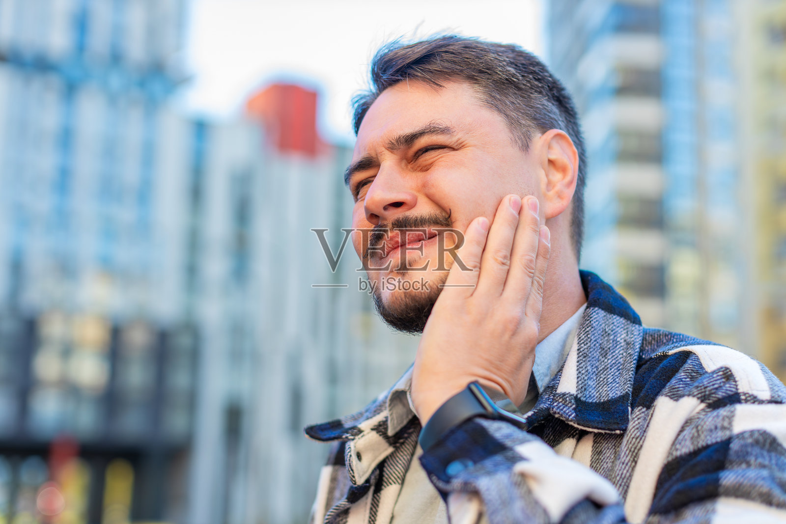 成熟的白人商人在户外感到牙痛,症状不适,痛苦不堪。照片摄影图片