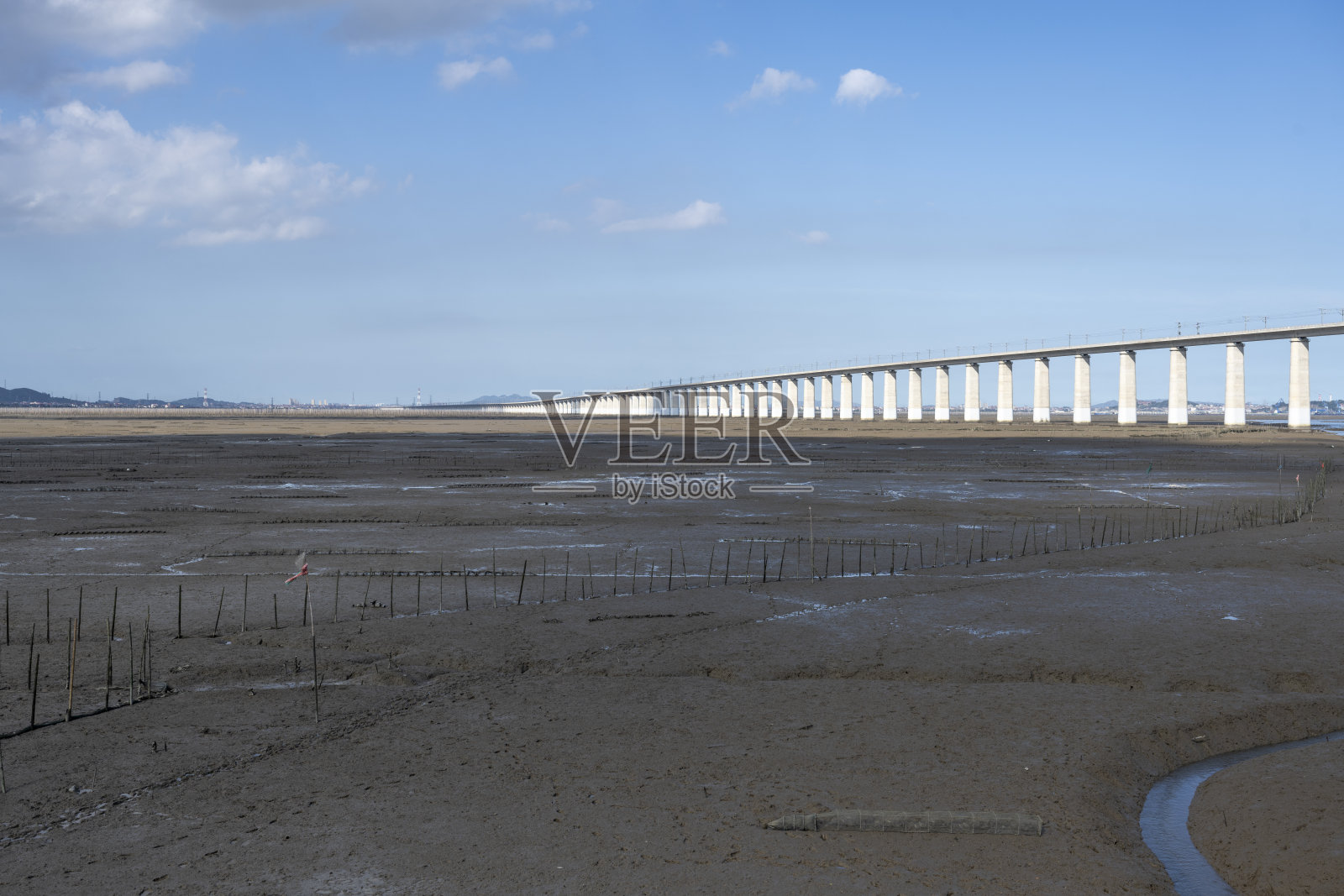 长白桥横跨沙滩海岸照片摄影图片