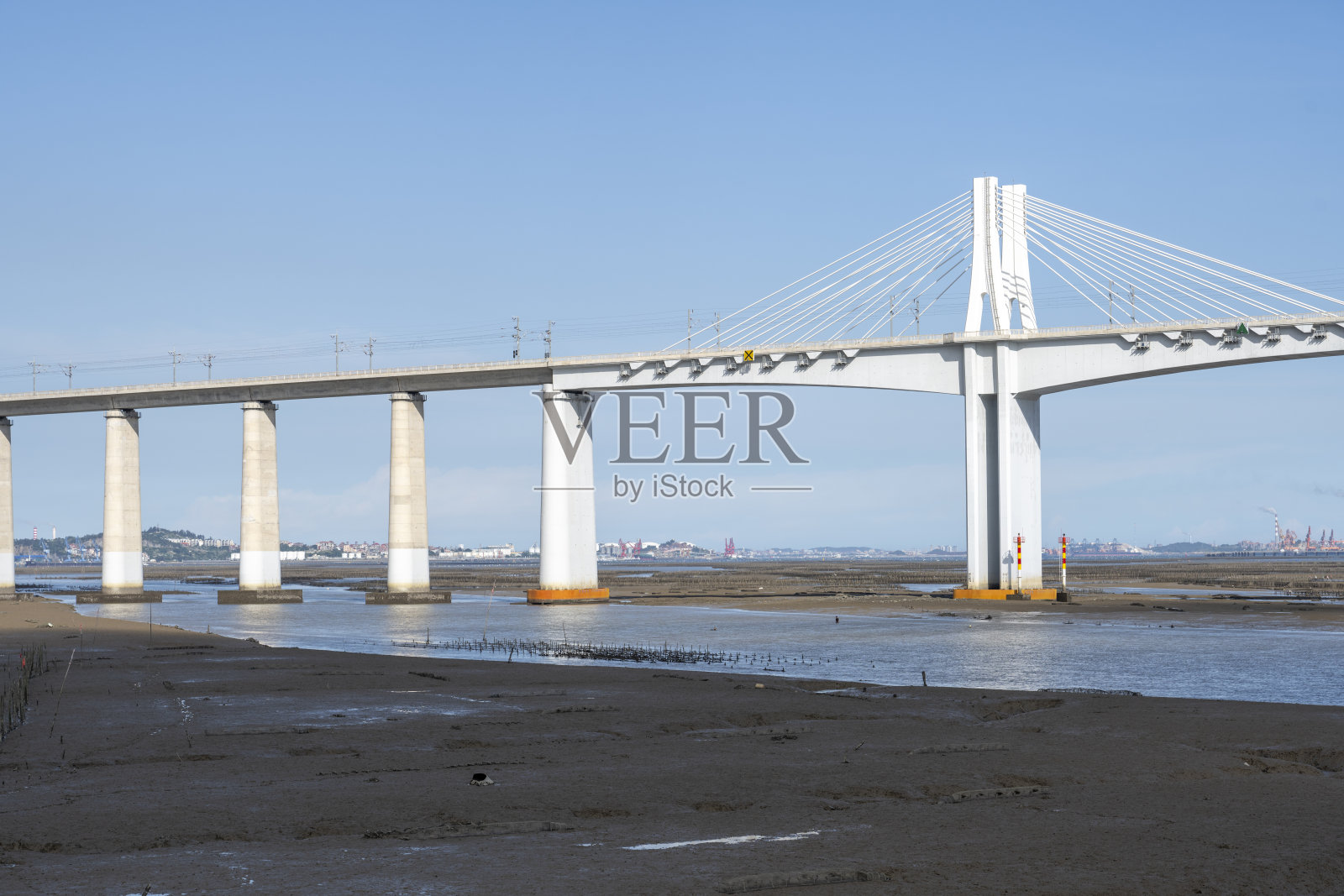 跨越河流:现代悬索桥照片摄影图片