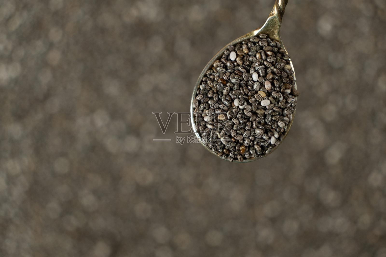 勺子里的奇亚籽与奇亚背景的俯视图照片摄影图片