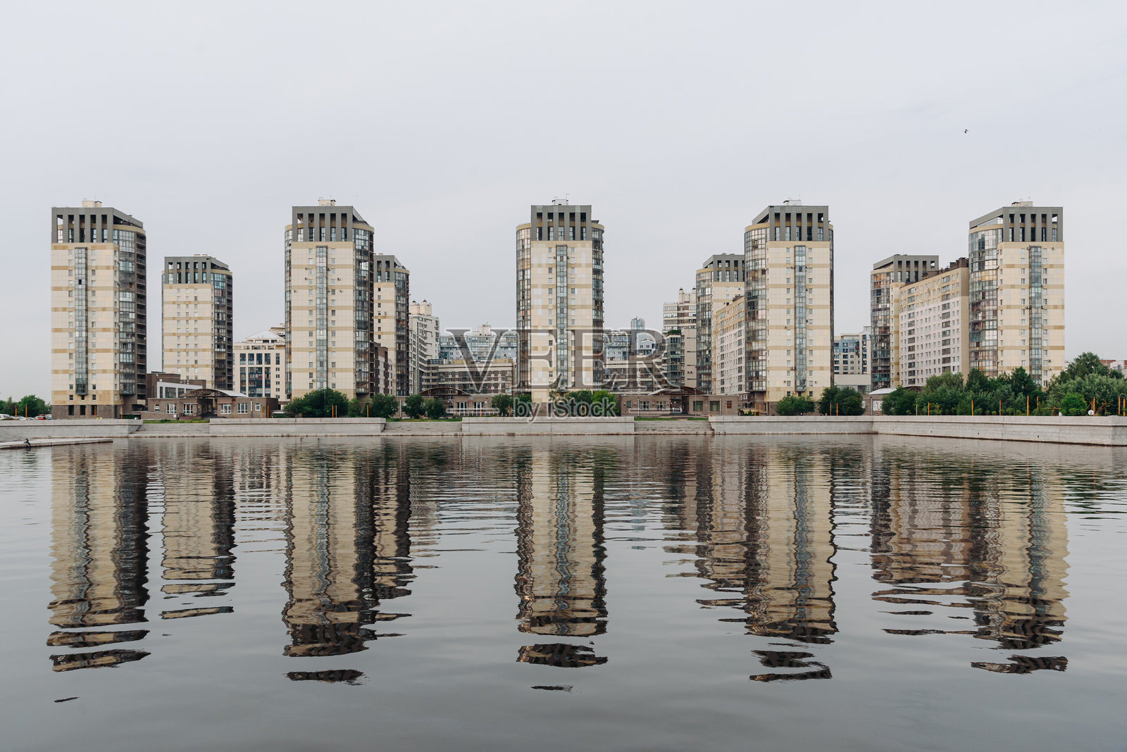现代城市河岸的住宅综合体照片摄影图片