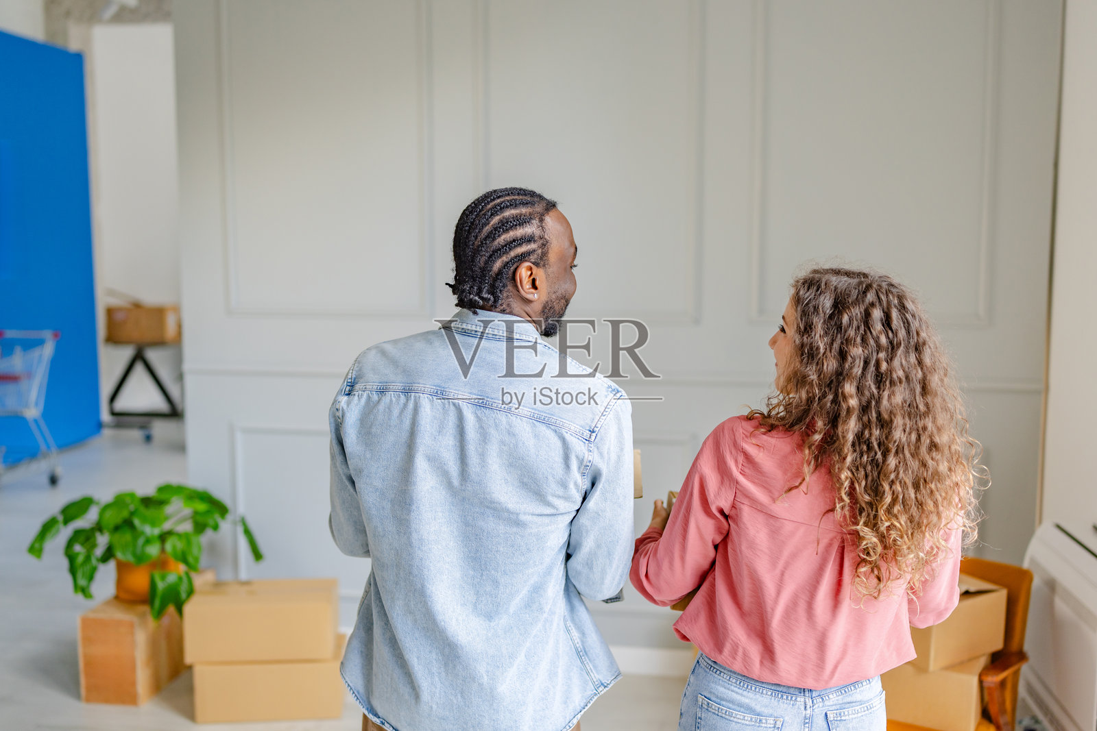 搬家时情侣的背影照片摄影图片