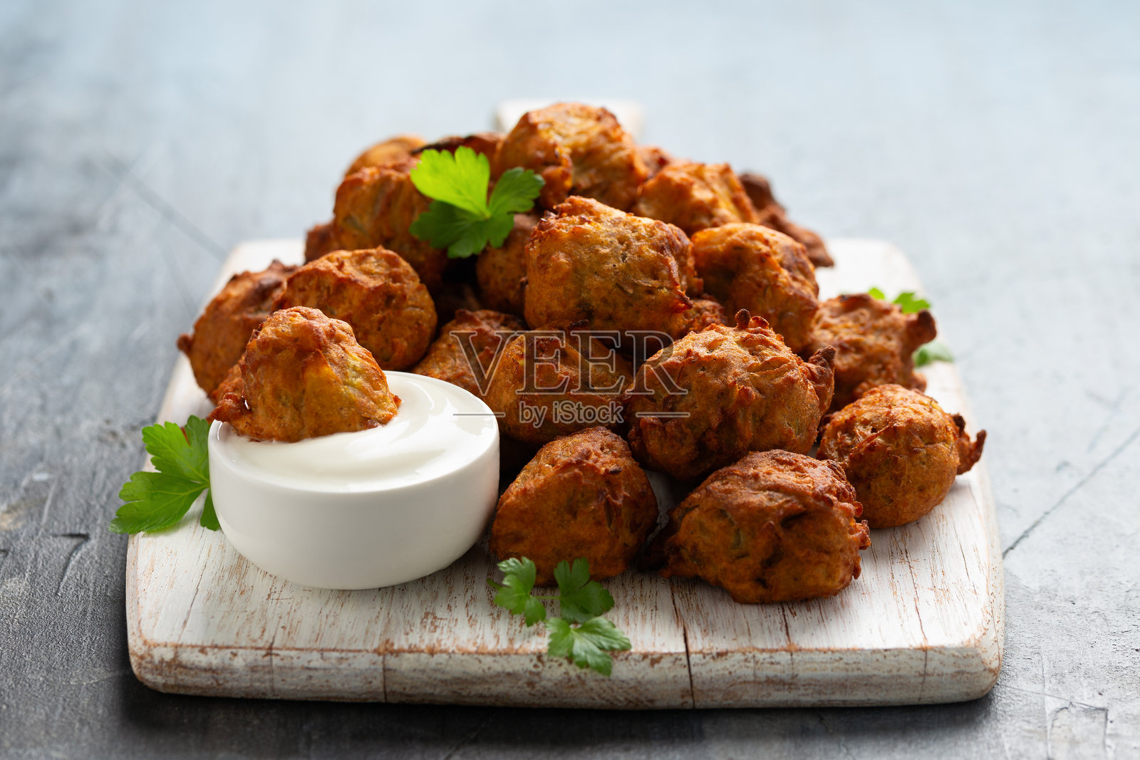 炸香脆洋葱巴吉,素食主义者,纯素食印度派对食品照片摄影图片