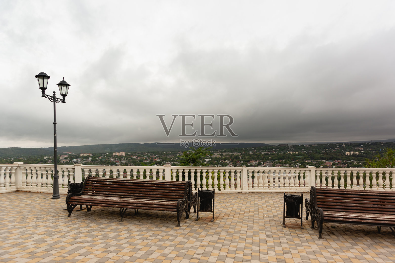 皮亚季戈尔斯克的观景台。阴云密布的秋日,长椅上没有人。照片摄影图片