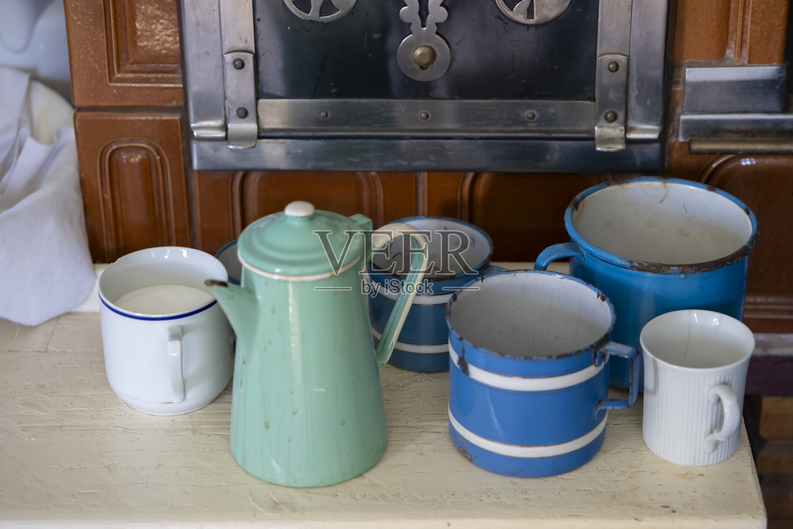库里姆的复古厨房布置与搪瓷器具照片摄影图片