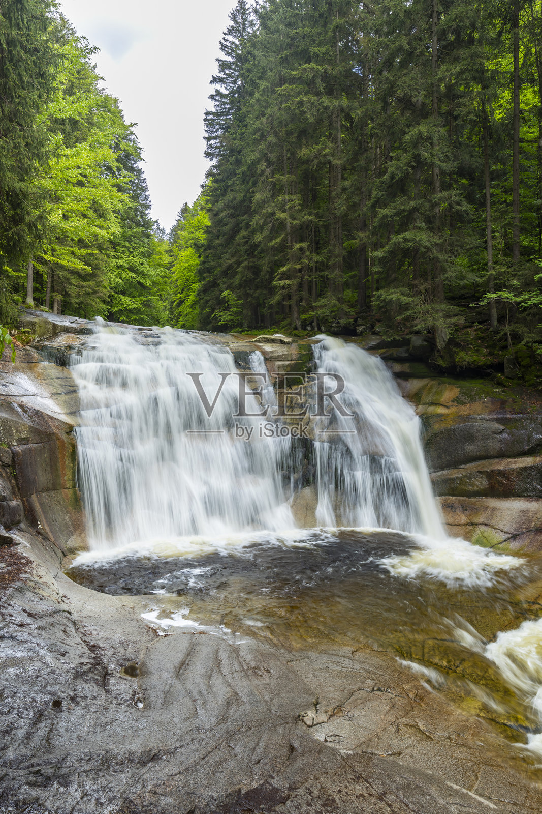 哈拉霍夫,捷克的穆姆拉瓦瀑布穿过岩石和郁郁葱葱的森林。照片摄影图片