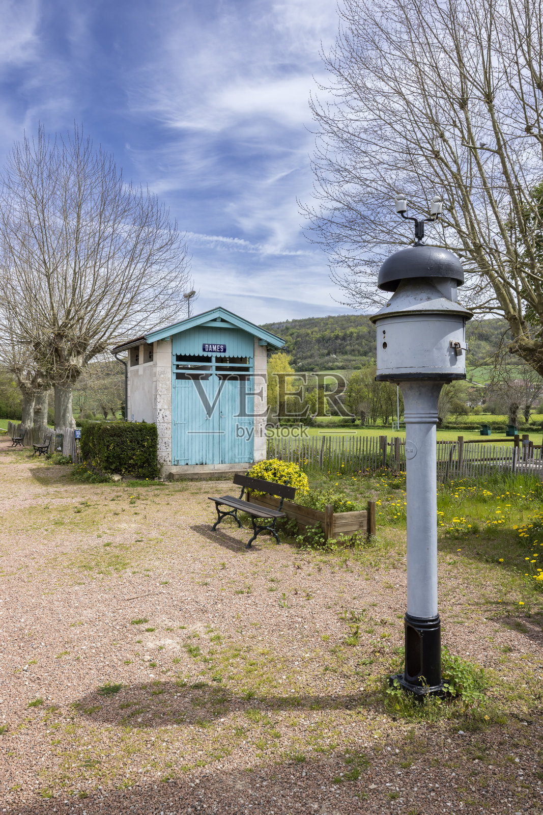法国布里尼于乌什火车站的历史:旧水泵和洗手间照片摄影图片
