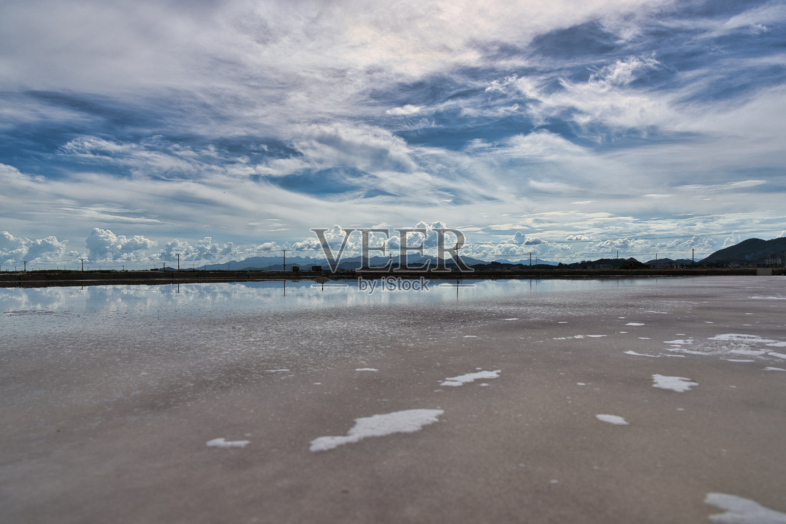 蓝天白云下宁静的盐湖照片摄影图片