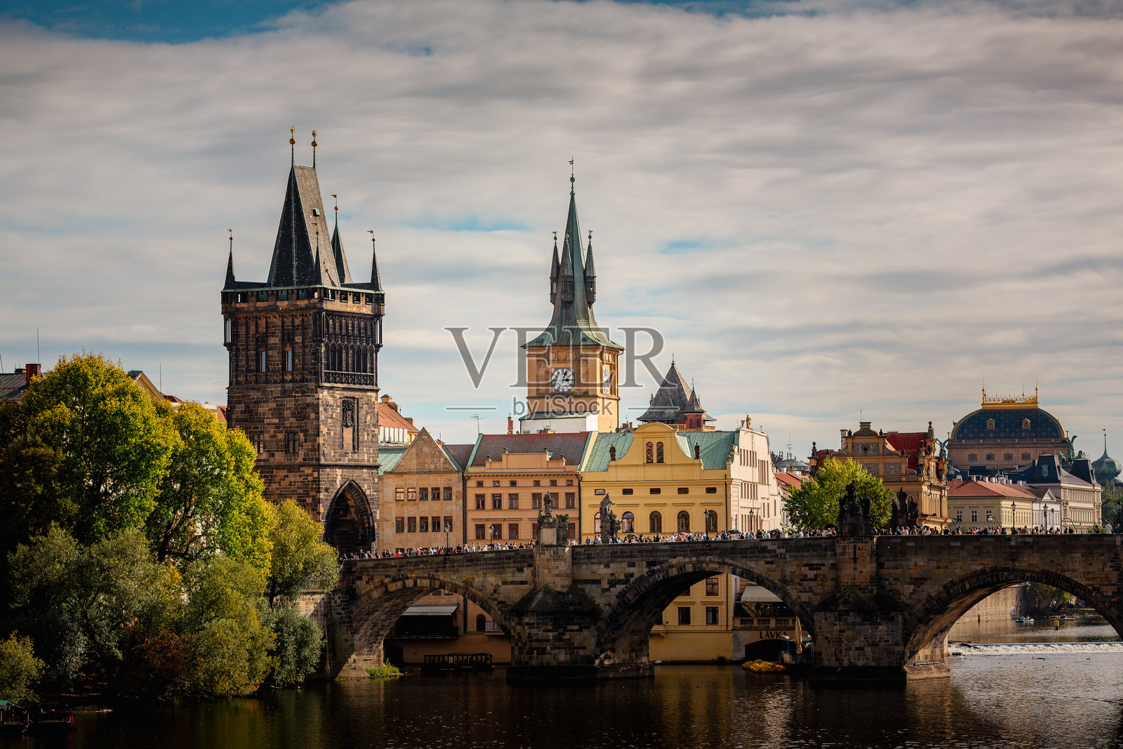 布拉格城堡与圣维特大教堂,橙色屋顶的历史建筑位于布拉格的马拉斯特拉纳河畔,捷克共和国照片摄影图片