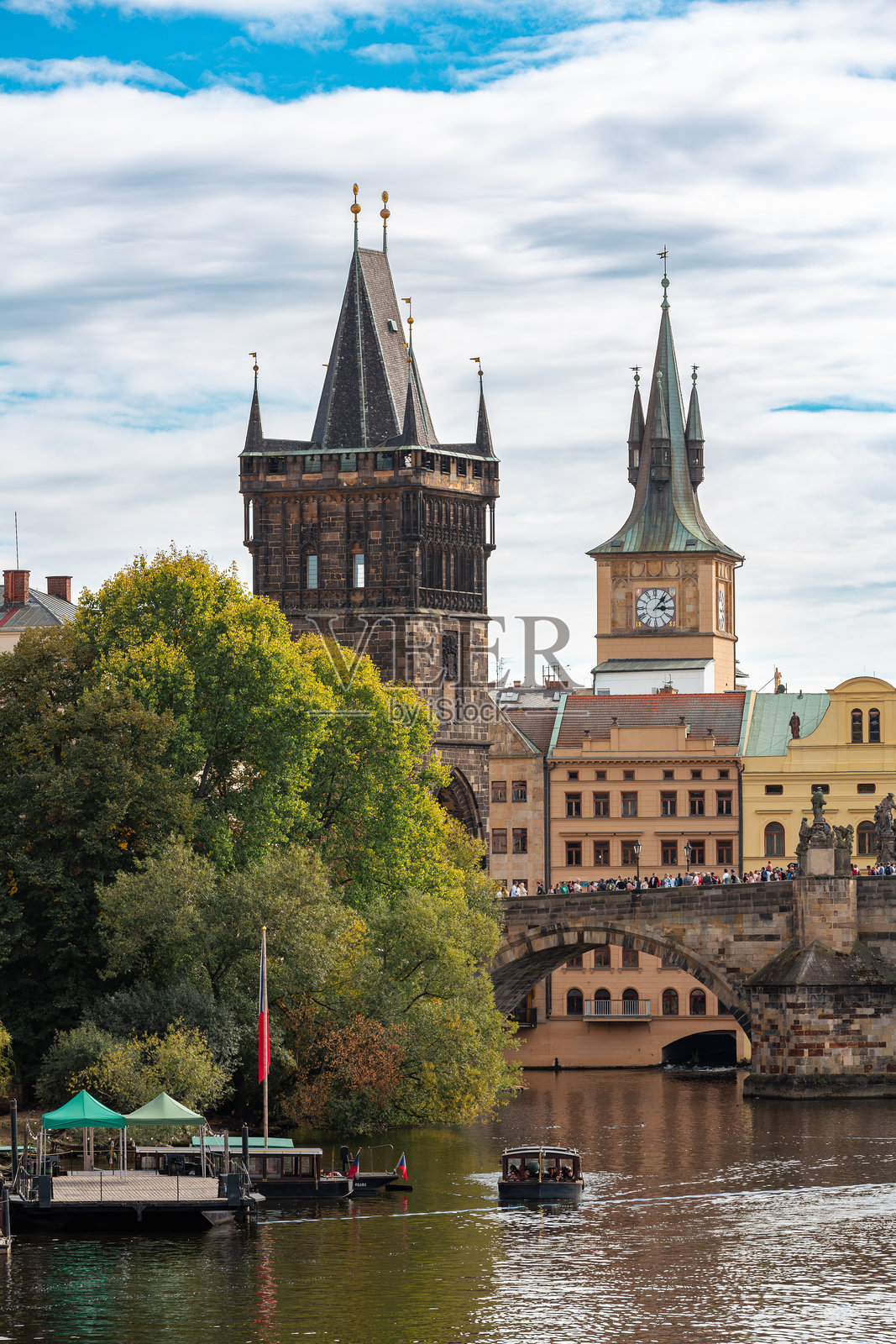 布拉格城堡与圣维特大教堂,橙色屋顶的历史建筑位于布拉格的马拉斯特拉纳河畔,捷克共和国照片摄影图片