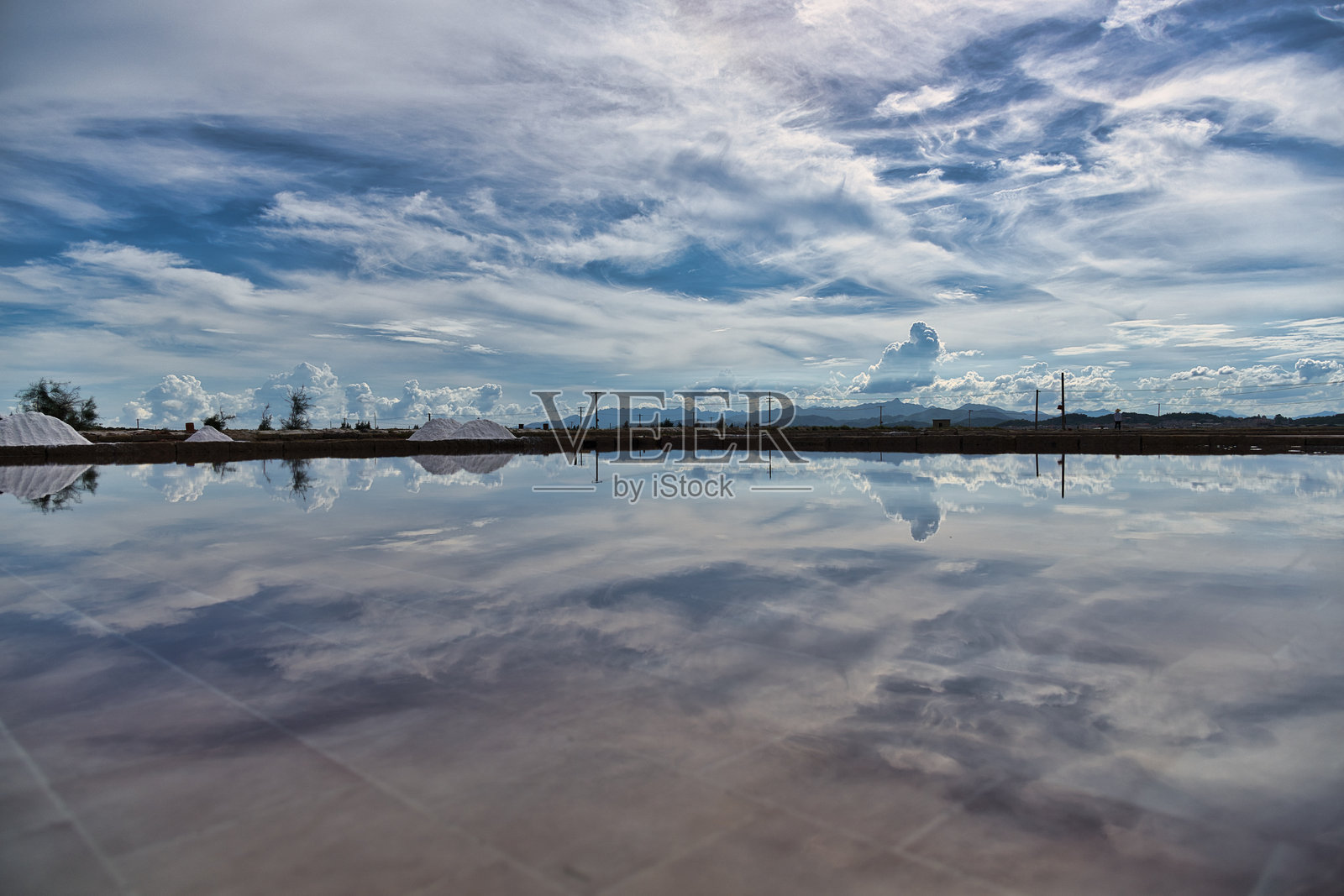 水面上天空的完美倒影照片摄影图片