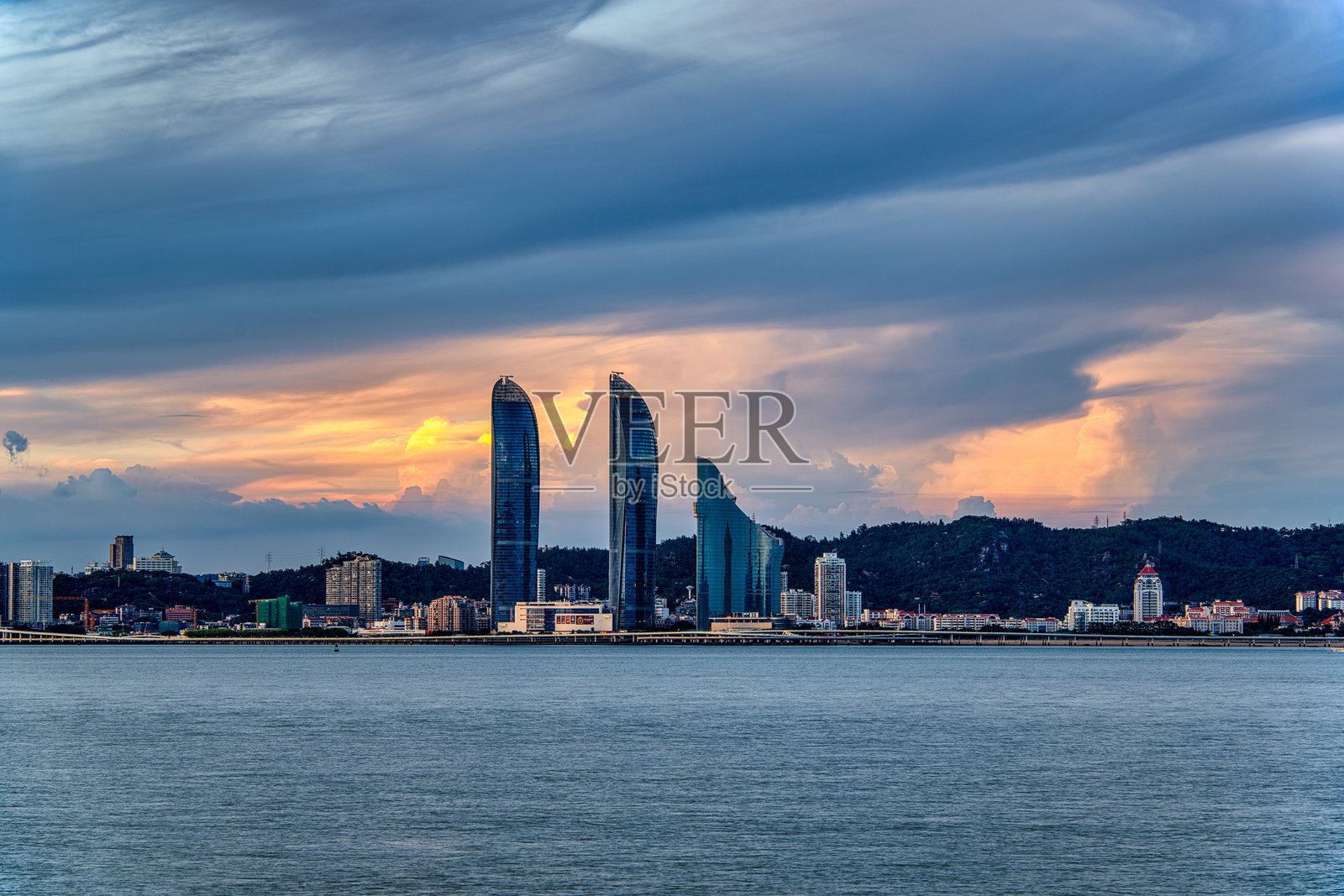 黄昏时分厦门市的迷人天际线照片摄影图片