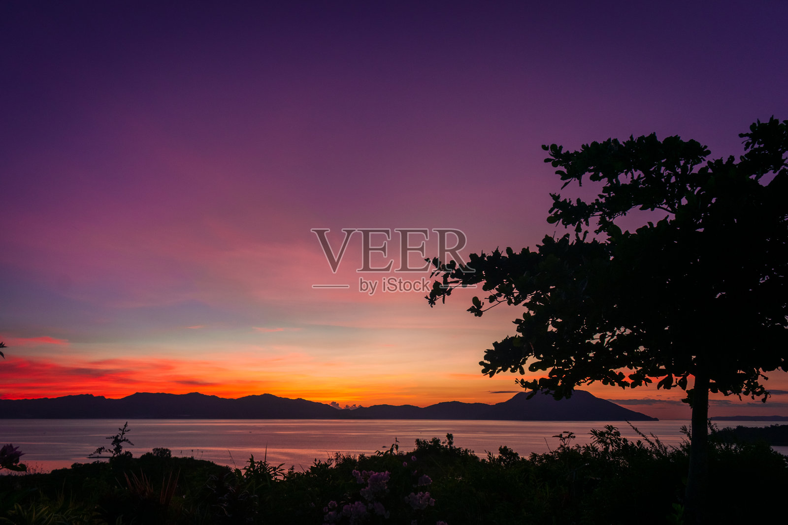 罗姆彭群岛郁郁葱葱的风景下的日落。菲律宾罗姆彭。照片摄影图片