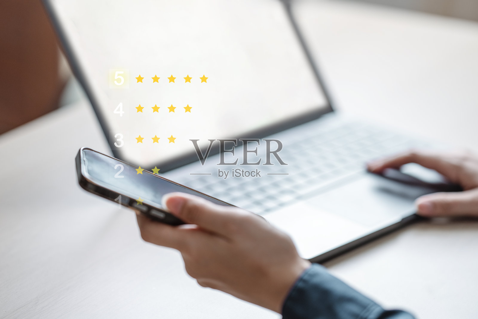 客户满意度调查。反馈评论积极。员工绩效评估。客户服务体验。客户服务理念。一个人手持手机和笔记本电脑。照片摄影图片