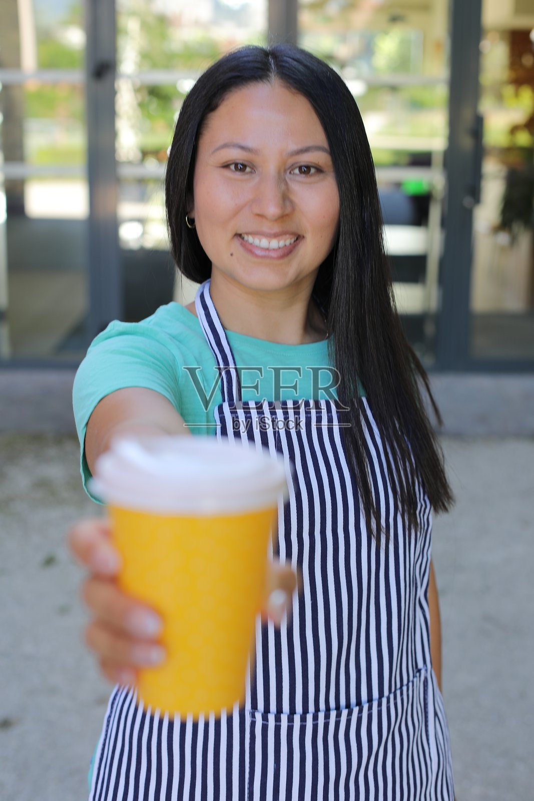 咖啡师手持外带咖啡杯照片摄影图片