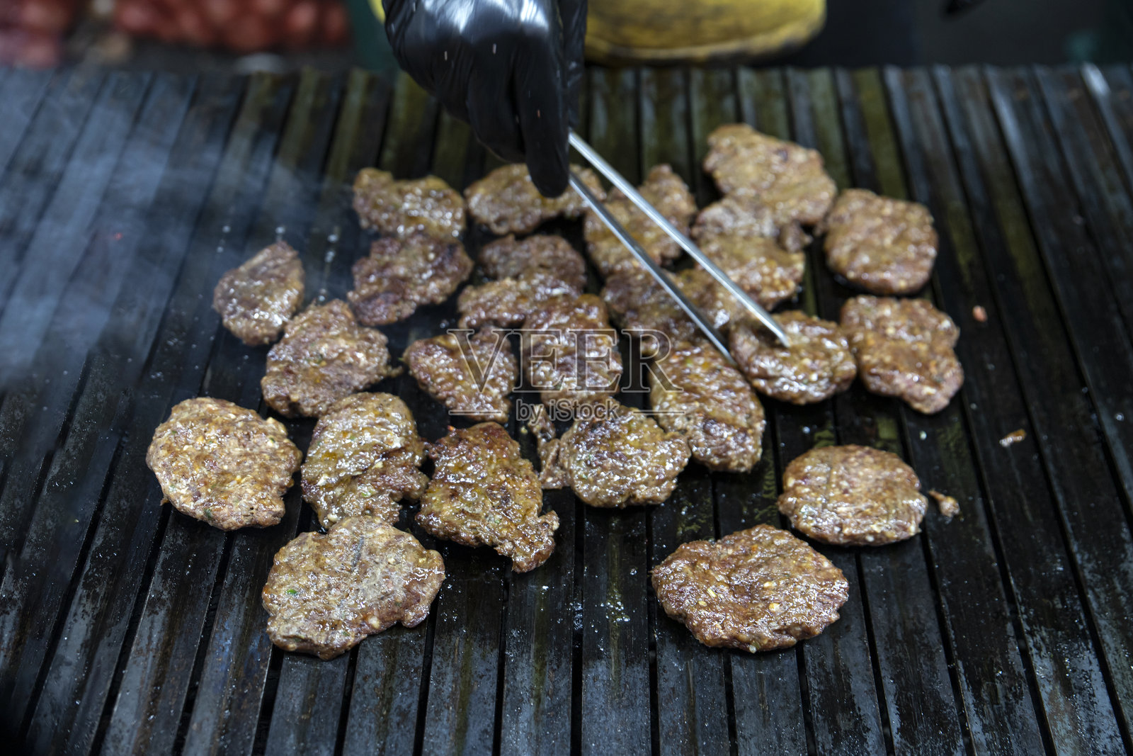热腾腾的新鲜烤肉丸,准备好食用,搭配面包一起享用照片摄影图片