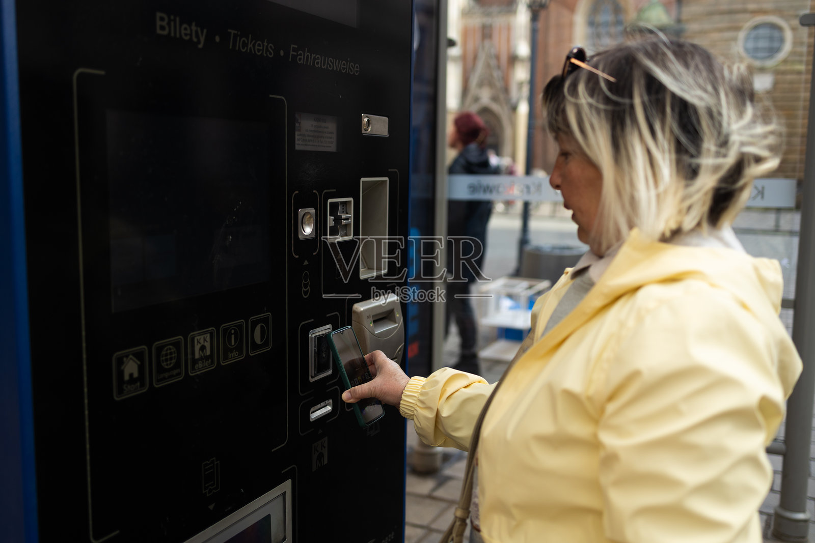 在克拉科夫使用公共交通的售票机照片摄影图片