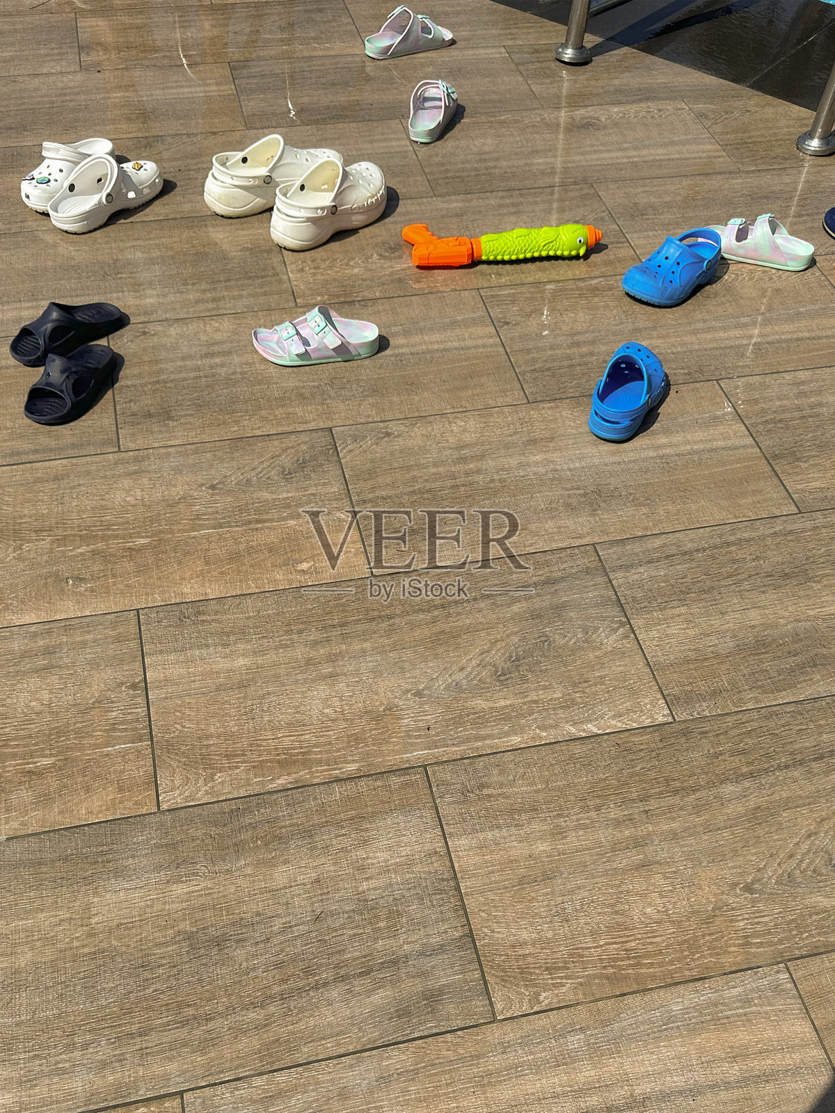 泳池旁的五彩儿童拖鞋照片摄影图片