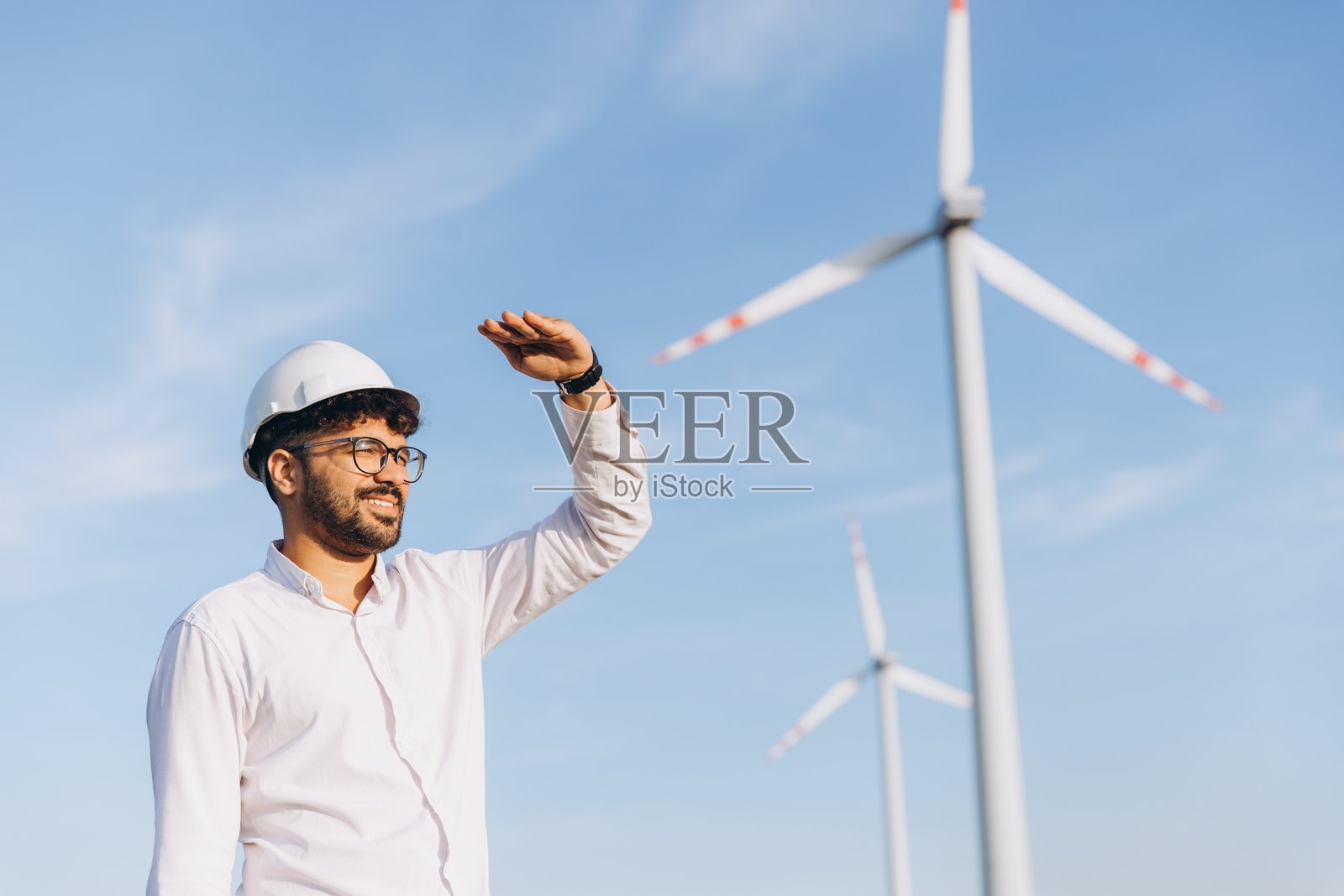 印度工程师检查风力涡轮机以促进可持续能源生产照片摄影图片