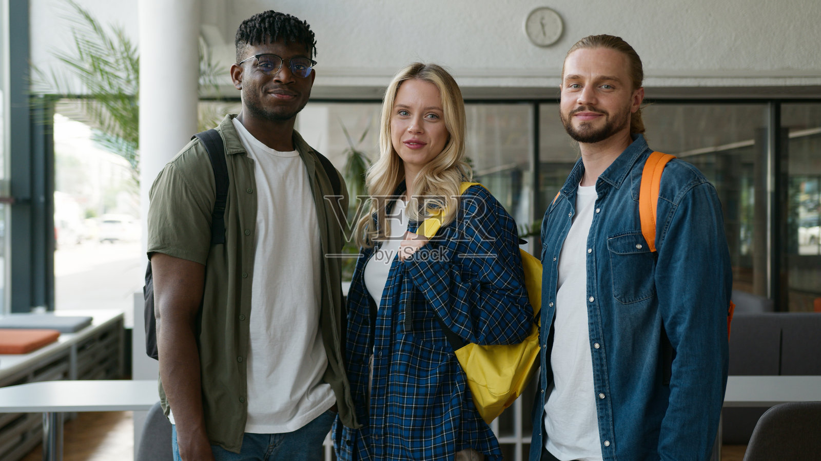 三名来自不同种族的学生在一起学习,展现友谊,男生和女生面向镜头。照片摄影图片