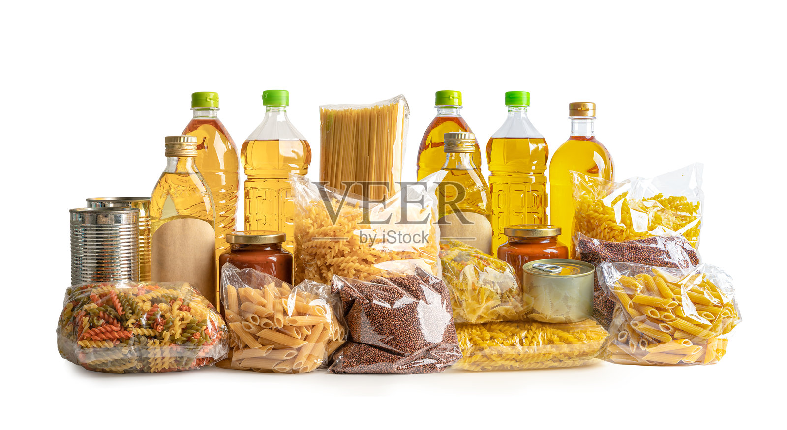 用于捐赠、储存和配送的食品。纸箱内装有各种食品、意大利面、食用油和罐头食品。照片摄影图片