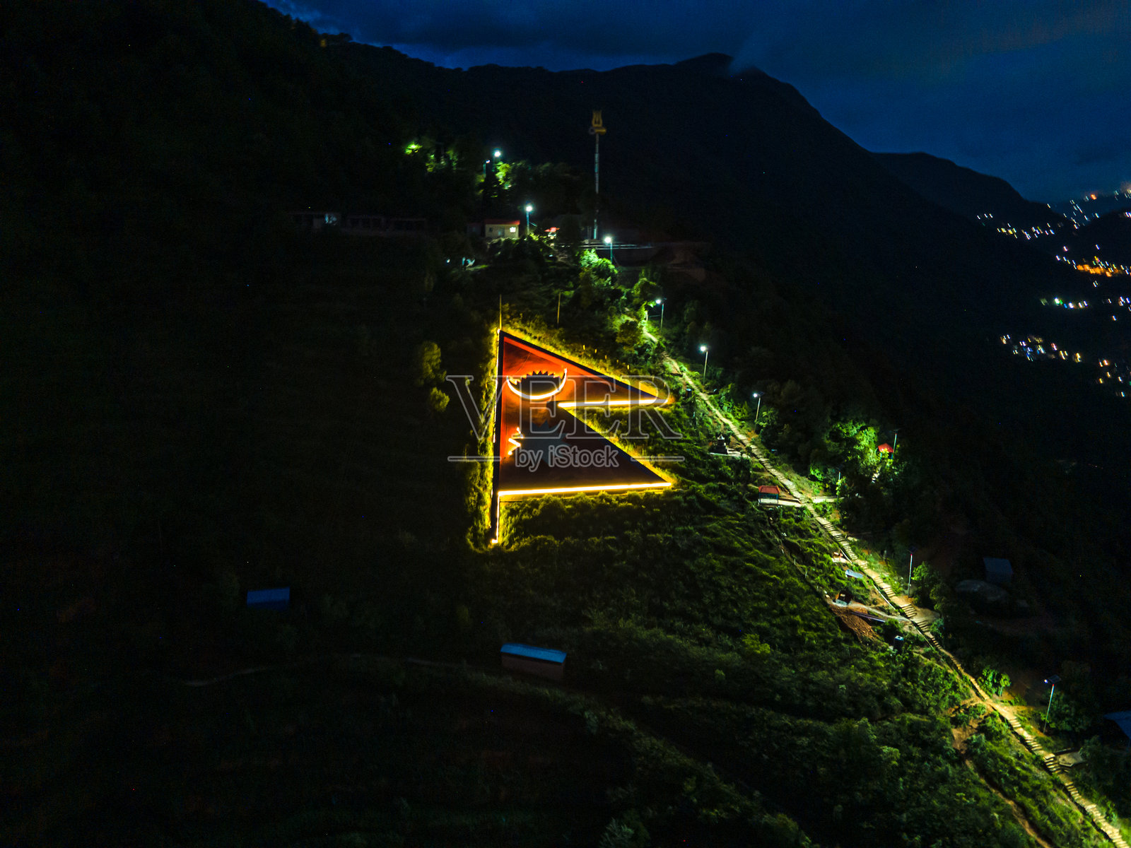 夜间山丘的鸟瞰图照片摄影图片