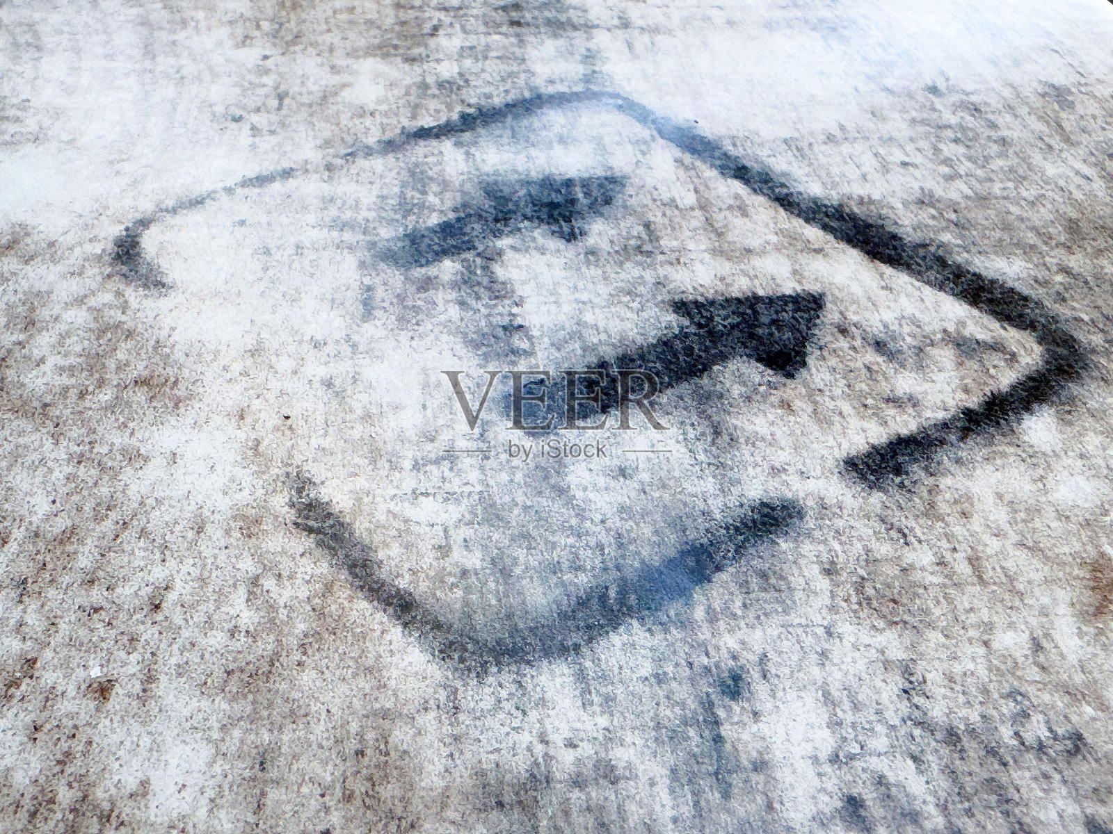 风化的指向箭头标志在粗糙的混凝土表面上照片摄影图片