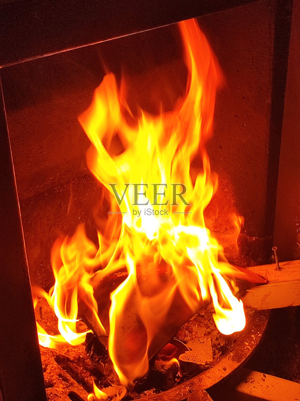 户外火坑的火焰,半透明,火焰的运动。照片摄影图片