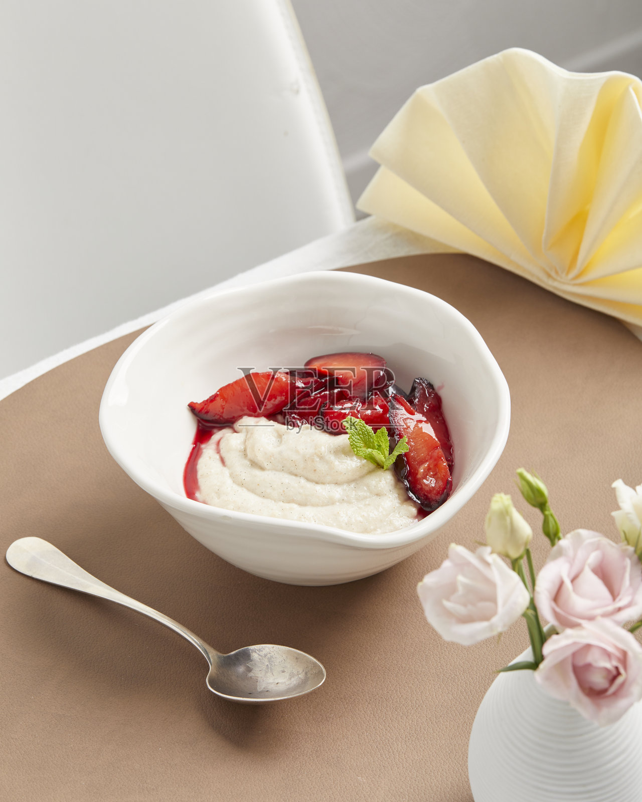 水果酱的粗麦粉布丁 - 纯素甜点菜单选项照片摄影图片