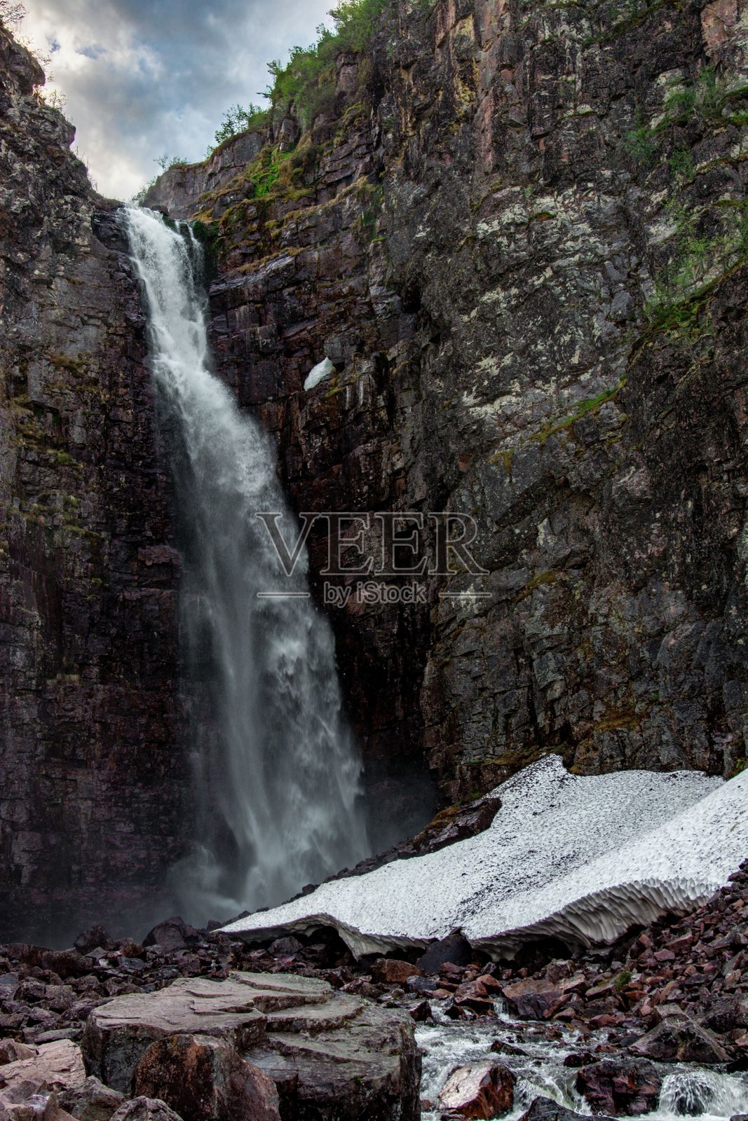 雄伟的瀑布从岩石悬崖倾泻而下照片摄影图片