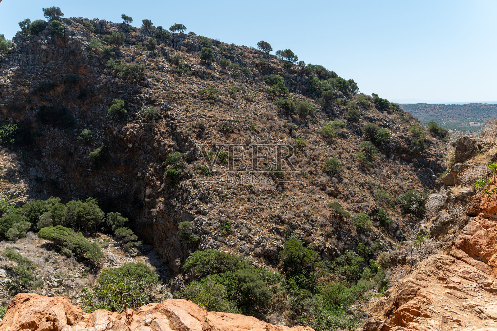 在阳光明媚的日子里探索希腊克里特岛米拉托斯洞穴独特的景观照片摄影图片