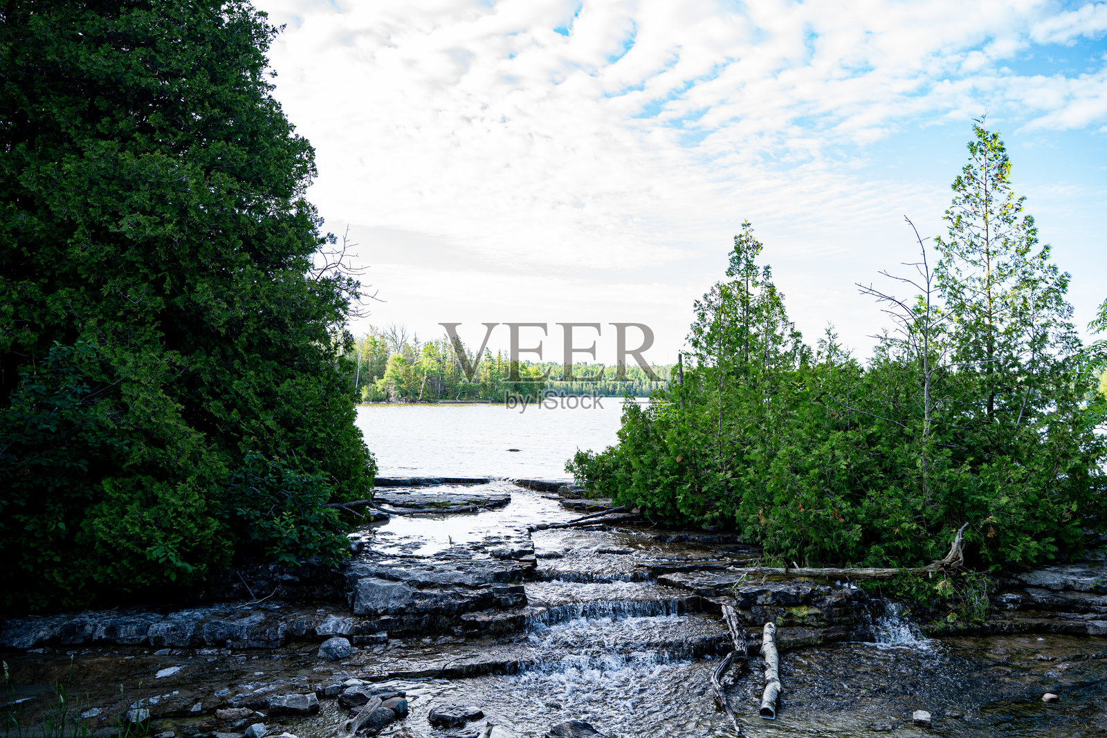 托伯莫里布鲁斯半岛国家公园的塞浦路斯湖景观。照片摄影图片