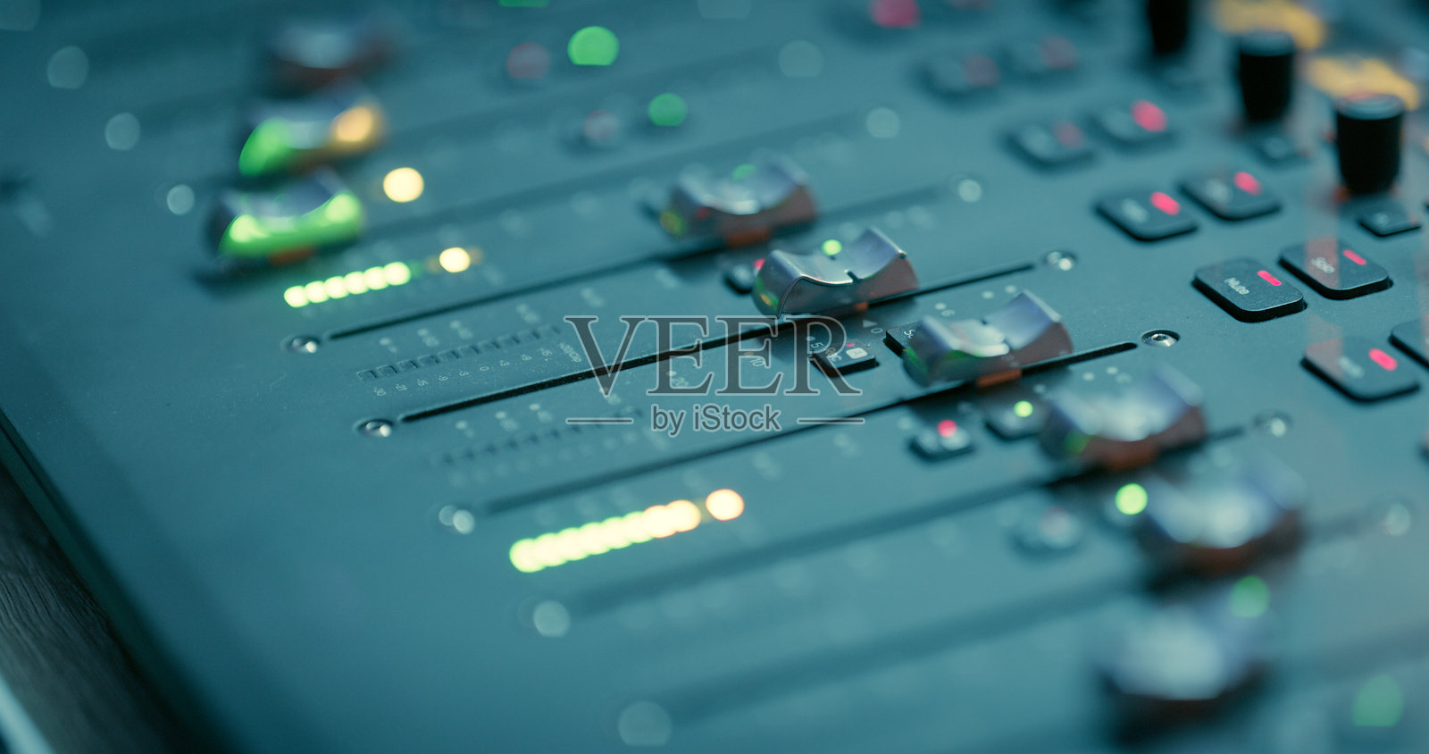 音频控制台、录音室或调音混音器的声音板,适用于音乐制作。俯视图,立体声面板或滑块,带有电气控制台、开关或灯光,用于频道或频率调节。照片摄影图片