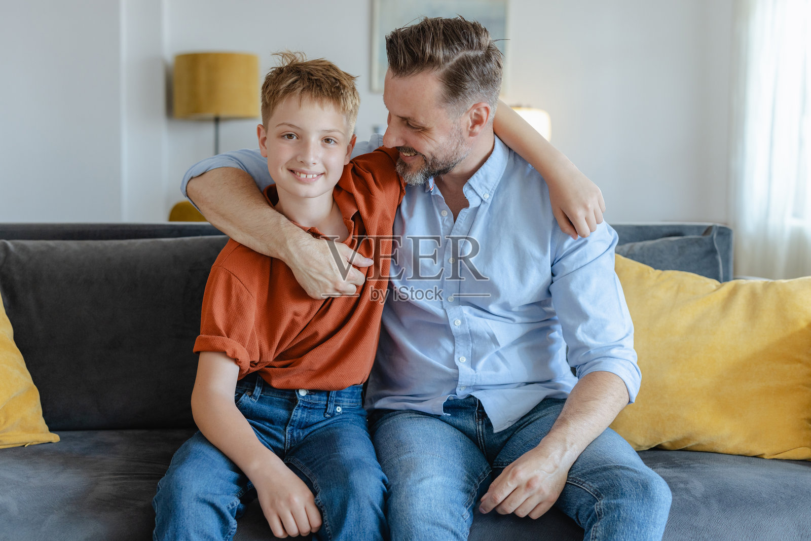 父亲和他的儿子在家里照片摄影图片