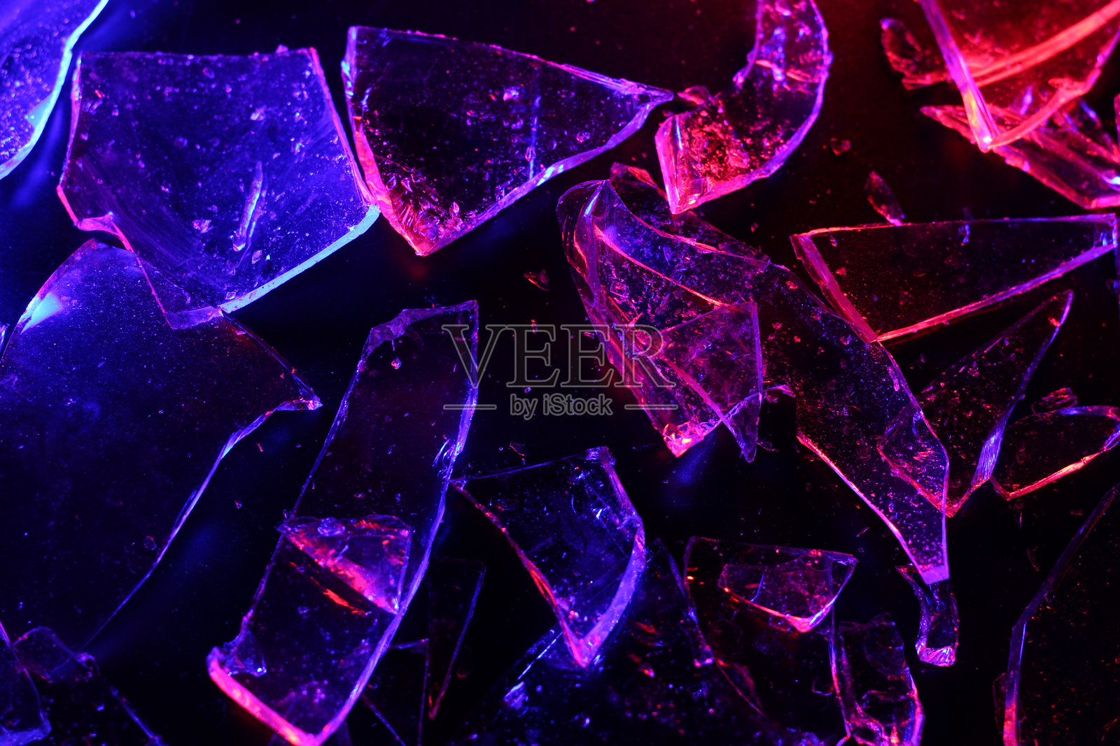 色彩斑斓的破碎玻璃抽象背景,伴随生动的光影效果照片摄影图片