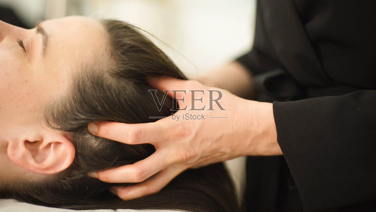 按摩师的手在进行头部按摩。美容程序。放松。特写。柔和的焦点。照片摄影图片