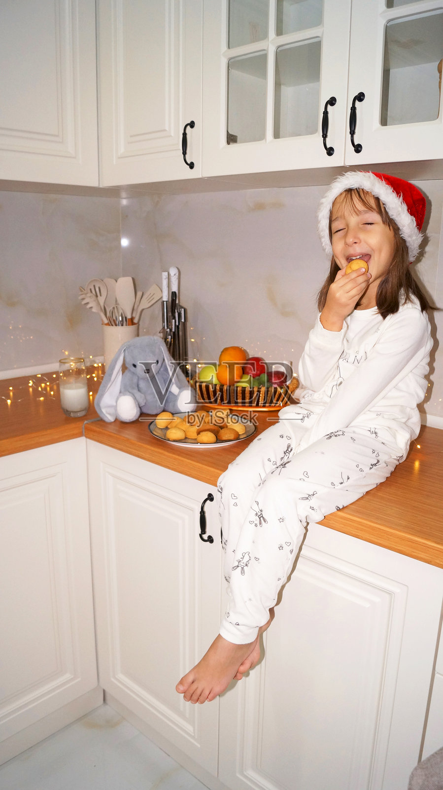 小女孩在厨房庆祝圣诞节照片摄影图片