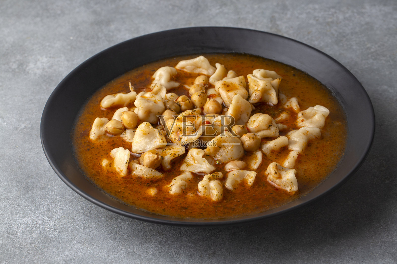 传统美味的土耳其食物;环形汤(土耳其名称:Yuksuk corbasi 或 yuzuk corbasi)照片摄影图片