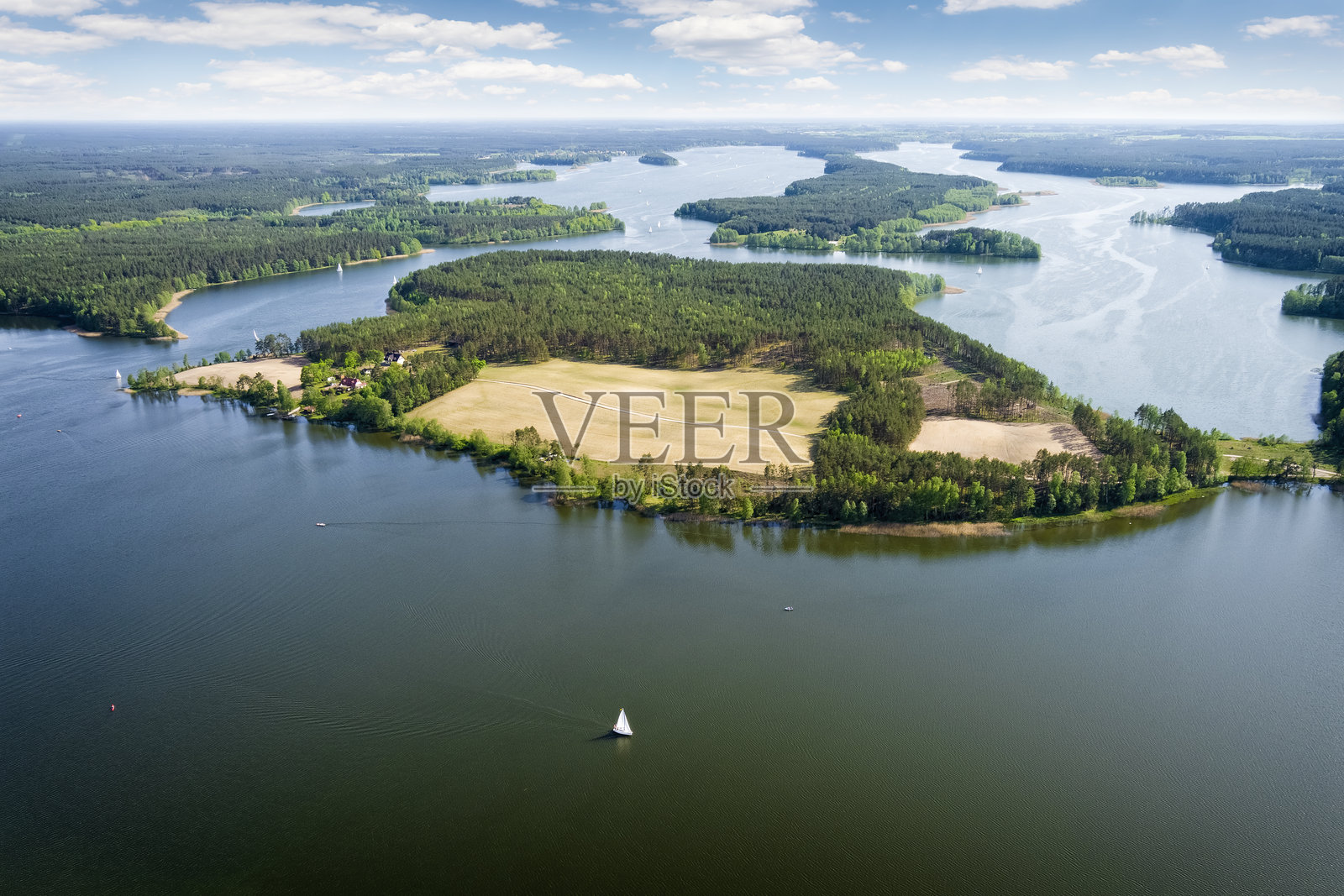 波兰的假期 - 卡舒比亚地区的Wdzydze湖的鸟瞰图照片摄影图片