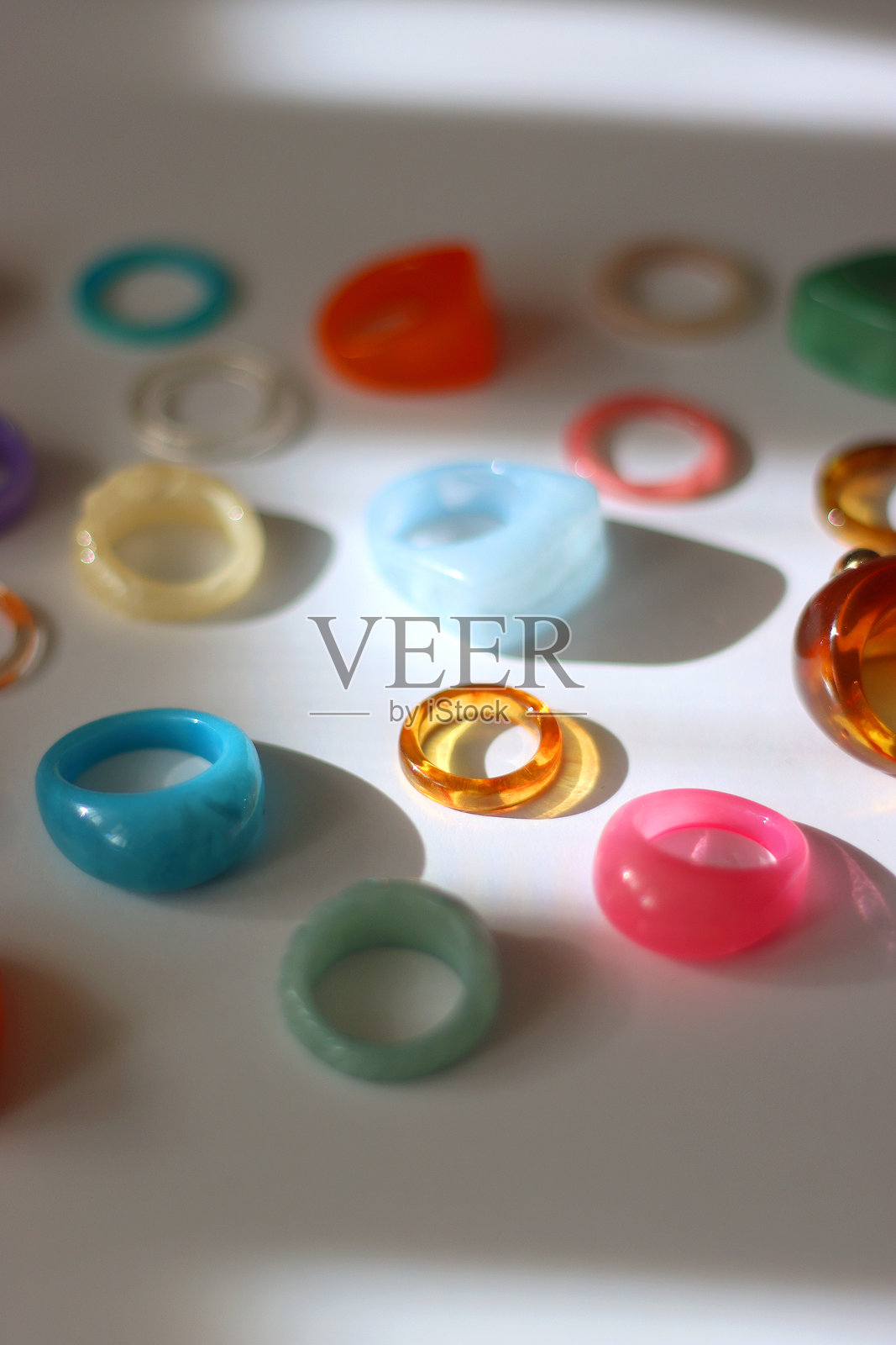 五彩缤纷的塑料环照片摄影图片