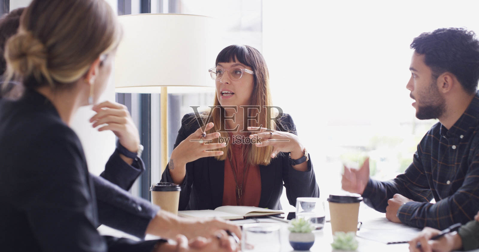 在会议室与商业人士合作、开会和交流,进行财务或规划讨论。企业管理和与员工团队共同解决问题,进行专业研讨会。照片摄影图片
