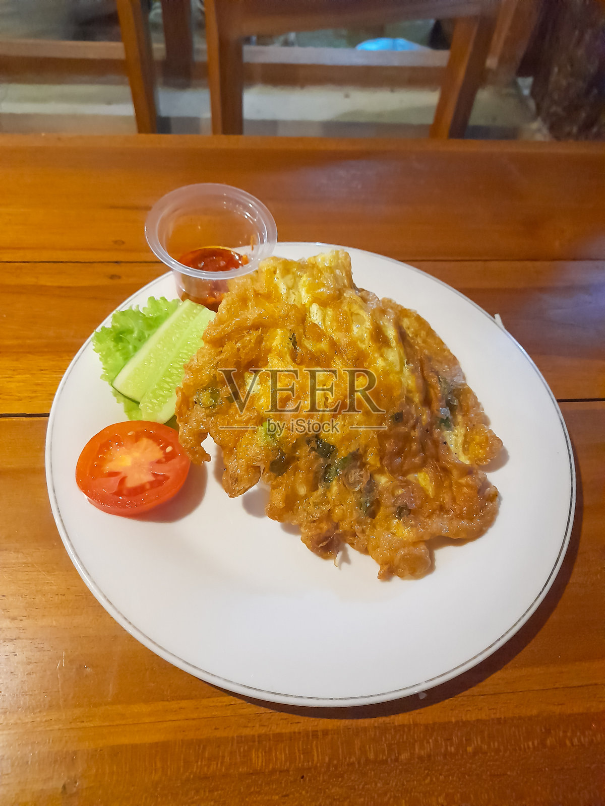 辣椒酱淋蛋包饭配新鲜蔬菜照片摄影图片