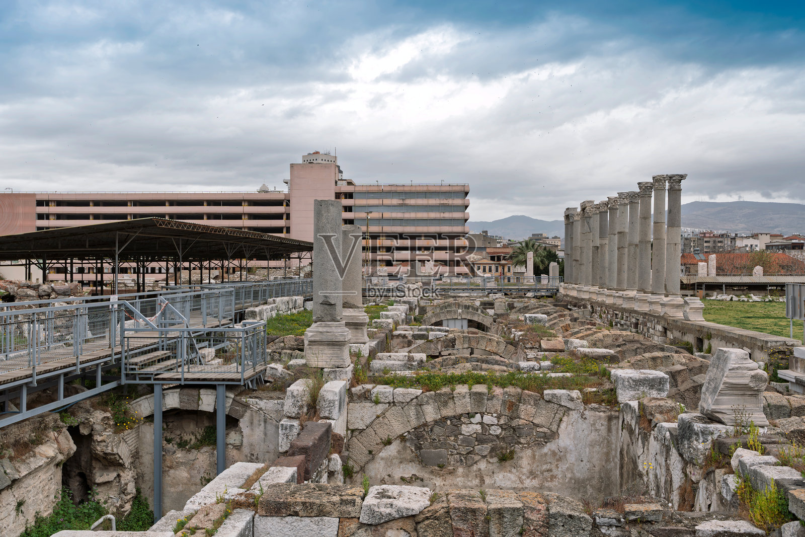 土耳其伊兹密尔古城斯米尔纳考古遗址的罗马遗迹,阴天。照片摄影图片