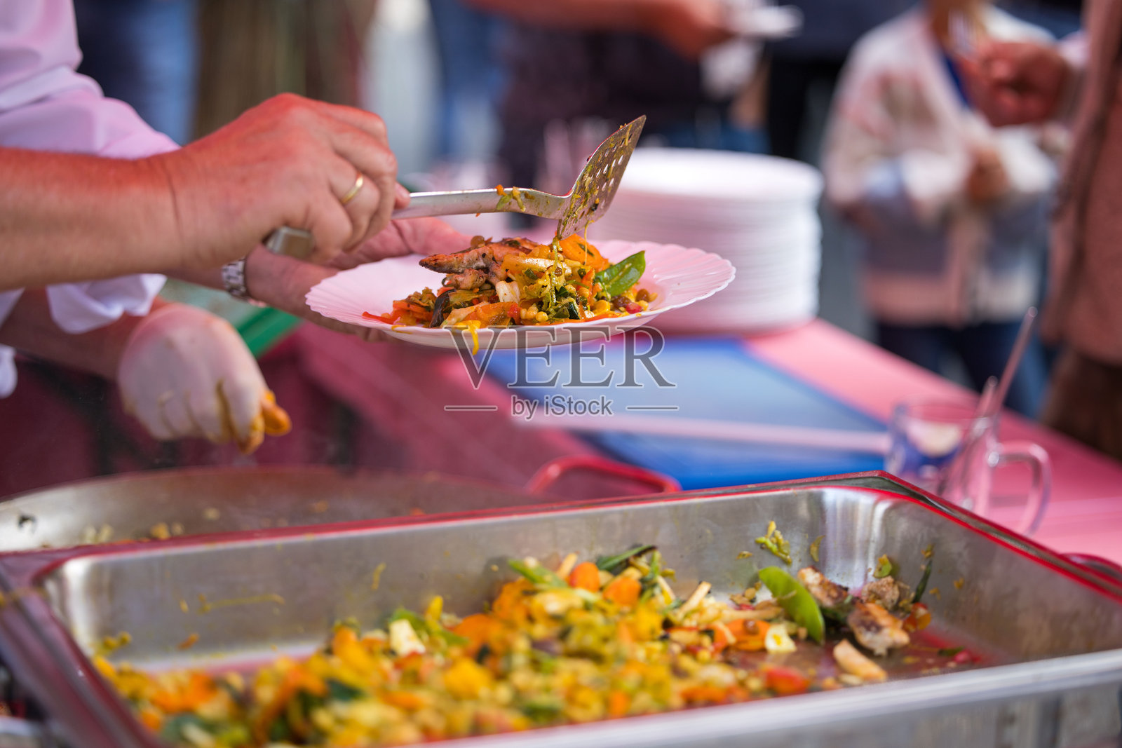 白人成人在户外活动自助餐上提供新鲜蔬菜照片摄影图片