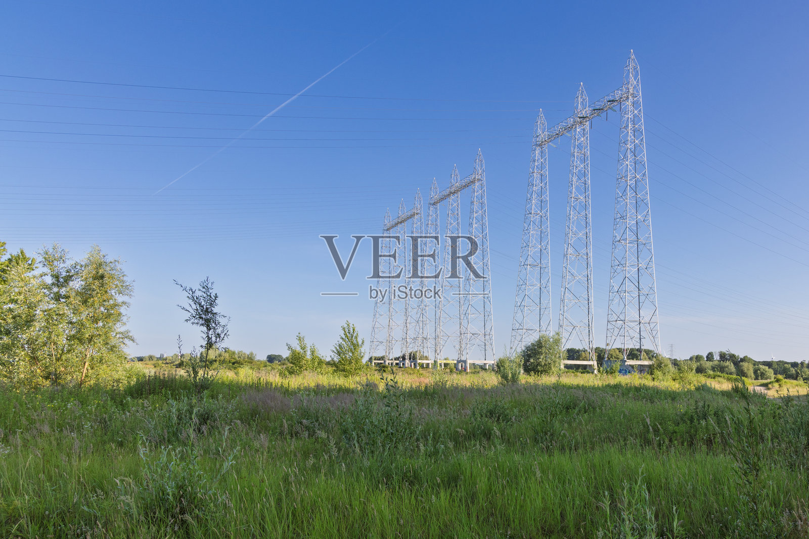 一幅大型电力塔的广角镜头。照片摄影图片