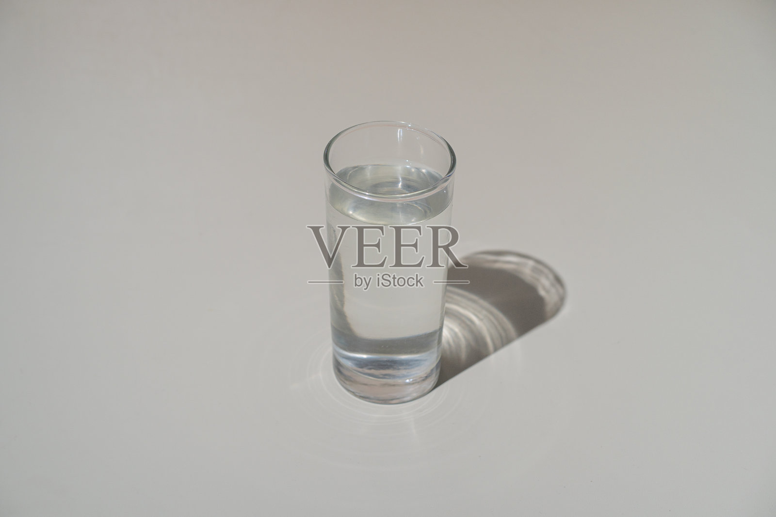 清澈的饮用水杯投射出柔和的阴影照片摄影图片